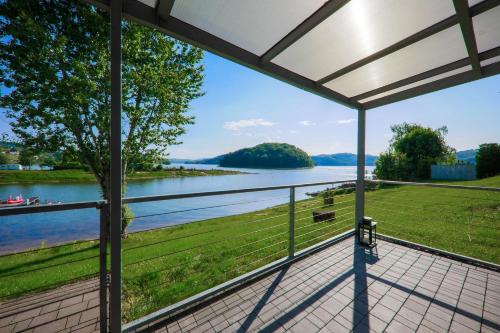 an open porch with a view of a river at Słoneczny Cypel in Gródek Nad Dunajcem