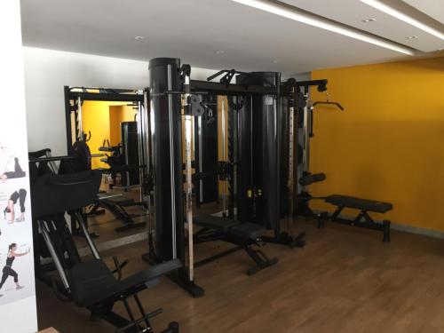 a gym with a bunch of treadmills and machines at Lounge 22 Praça do Sol Tamandaré Shopping Bouganville Jotas Bartolomeu Cartório Artiaga Hospital do Coração Annis Rassi Íbis Holliday Rua 9 Feira da Lua Bodytech Marista Madalena Bahrem Nord23 Pão de Açúcar Alameda das Rosas Zoológico in Goiânia