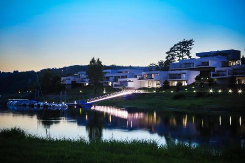 a view of a river at night with houses at Słoneczny Cypel in Gródek Nad Dunajcem