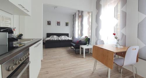 um pequeno apartamento com uma cozinha e uma sala de estar em H-Apartment 1 em Triberg