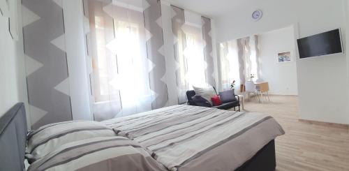 1 dormitorio con 1 cama grande frente a una ventana en H-Apartment 1 en Triberg