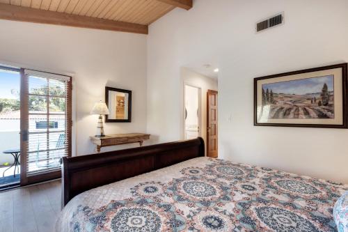 sypialnia z dużym łóżkiem i oknem w obiekcie Sunny's Santa Barbara Beach House w mieście Santa Barbara