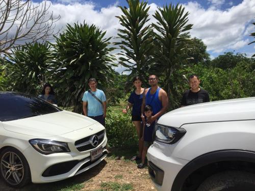 a group of people standing next to a white car at ชลลดา ริเวอร์ โฮมสเตย์ แก่งกระจาน in Ban Wang Malako