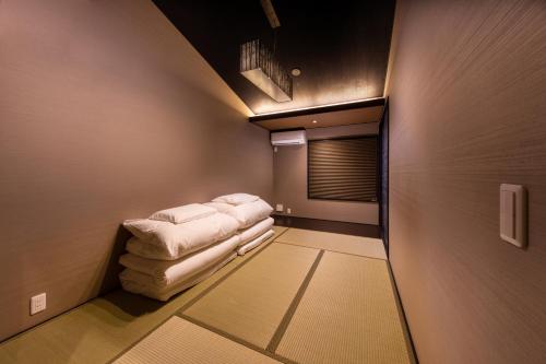 una piccola camera con due cuscini bianchi di Kanade Kawaramachi-Nijo a Kyoto