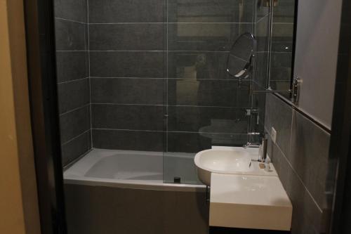 La ConcordiaにあるHotel Cacaxtlaのバスルーム(バスタブ、洗面台、トイレ付)