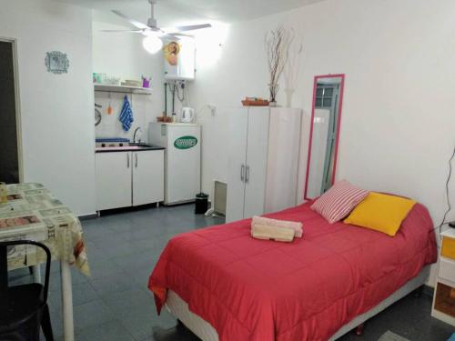 A bed or beds in a room at Monoambiente confortable a pasos de Bv. Oroño