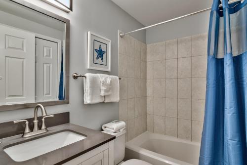 Ένα μπάνιο στο Majestic Sun 9th Floor Gulf Front 1 Bedroom Condo