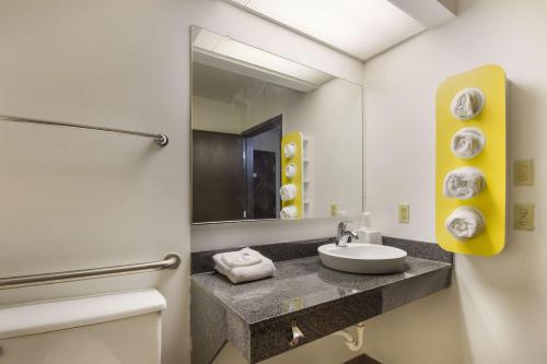Ванная комната в Motel 6-Rothschild, WI