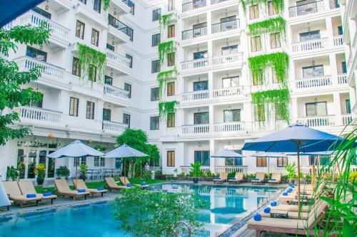 un hotel con piscina di fronte a un edificio di Hoi An Rosemary Boutique Hotel & Spa a Hoi An