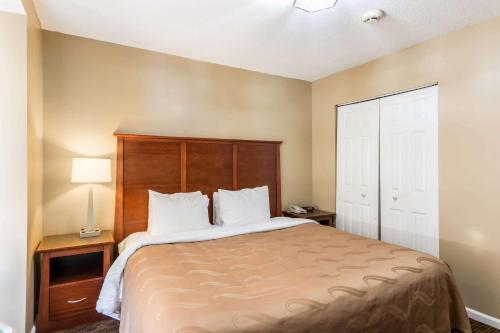 Quality Inn Chester - South Richmondにあるベッド