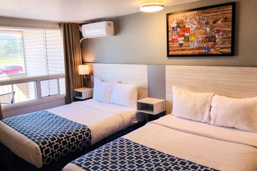 Ένα ή περισσότερα κρεβάτια σε δωμάτιο στο Hotel Motel Le Regent