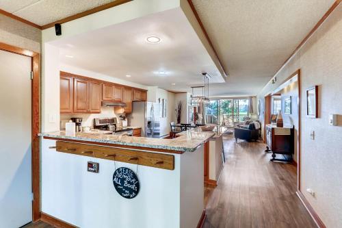 eine Küche mit Holzschränken und einer Arbeitsplatte in der Unterkunft Spacious And Modern 2Br Premier- The Pines- Kids Ski Free Condo in Keystone