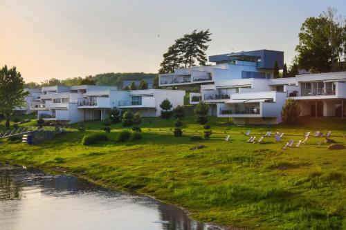 a building with a river in front of it at Słoneczny Cypel in Gródek Nad Dunajcem