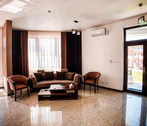 a living room with a couch and a table at Pensiunea Casa Hortopan in Târgu Jiu