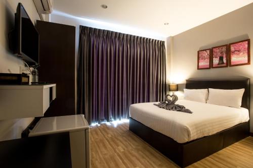 Un pat sau paturi într-o cameră la Wixky hotel