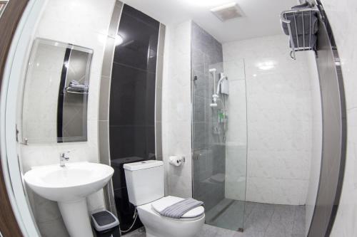 廊開的住宿－Wixky hotel，浴室配有卫生间、盥洗盆和淋浴。