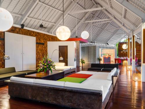 una camera con un grande letto di Villa Sapi by Elite Havens a Tanjung