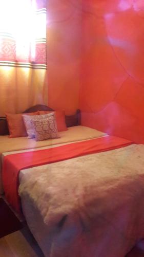 Una cama o camas en una habitación de Daffon Guest House