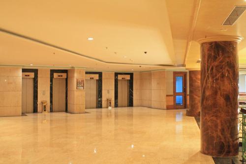 a lobby with a column in the middle of a building at Tunjungan Hotel in Surabaya