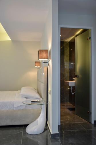 Ένα ή περισσότερα κρεβάτια σε δωμάτιο στο 24K Athena Suites
