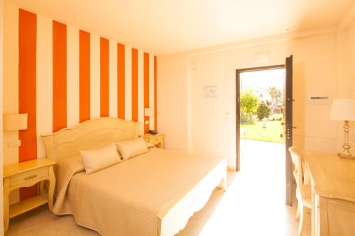 
Een bed of bedden in een kamer bij Alcantara Resort di Charme
