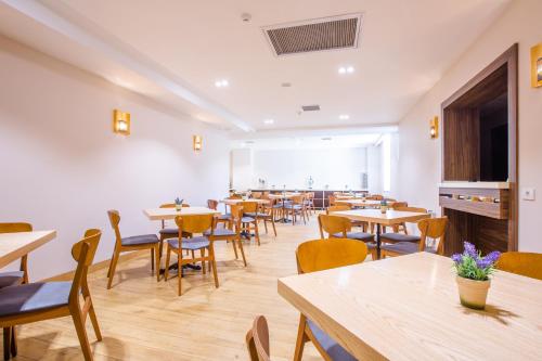 a dining room with tables and chairs at City Park Hotel in Baku