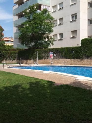 an empty swimming pool in front of a building at R&G SALOU CENTER in Salou
