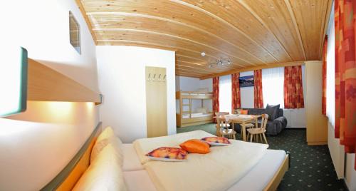 een kleine kamer met een bed en een eetkamer bij Gästehaus Standardhaus in Saalbach Hinterglemm