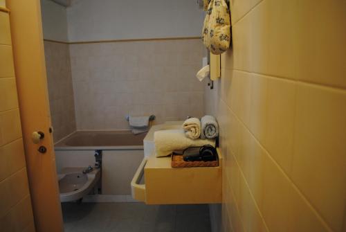 une petite salle de bain avec un lavabo et une baignoire dans l'établissement Mas de Bouvau, à Violès