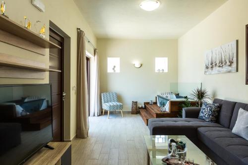 Ruang duduk di Istros Villas - with Pools, BBQ & Heated Spa Whirlpools, By ThinkVilla