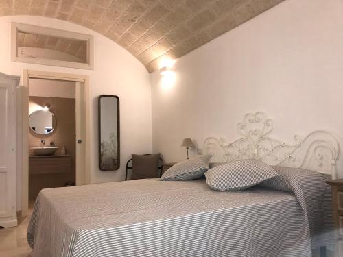 1 dormitorio con 1 cama en una habitación blanca en Il Trullo di Giulietta, en Impalata