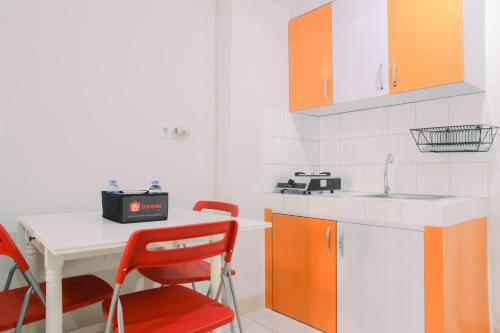 Η κουζίνα ή μικρή κουζίνα στο Nice 2BR at Springlake Summarecon Bekasi Apartment By Travelio