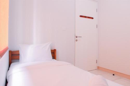 Ένα ή περισσότερα κρεβάτια σε δωμάτιο στο Nice 2BR at Springlake Summarecon Bekasi Apartment By Travelio