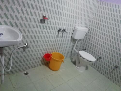 a bathroom with a toilet and a sink at Garhwal Resort, Raithal, Bhatwari, Uttarkashi in Uttarkāshi