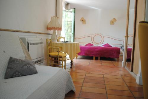 - une chambre avec une table, une table et des chaises dans l'établissement Mas de Bouvau, à Violès