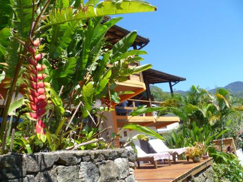 Ein Resort mit einem Haufen Pflanzen und einem Gebäude in der Unterkunft Pousada Tagomago in Abraão