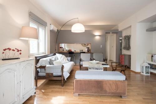 een woonkamer met een bank en een tafel bij Affordable luxury garden apartment in Athene