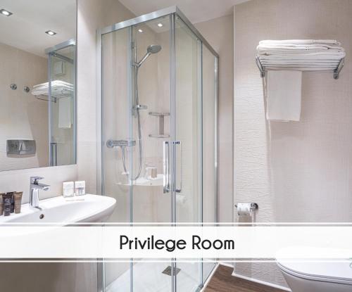 La salle de bains est pourvue d'une douche et d'un lavabo. dans l'établissement Grand Hotel Continental, à Tirrenia