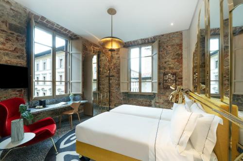 フィレンツェにあるHotel Calimala Florenceのベッド、テレビ、窓が備わるホテルルームです。