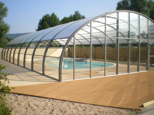 invernadero de cristal con piscina en Aux Cygnes D'Opale, en Blangy-sur-Bresle