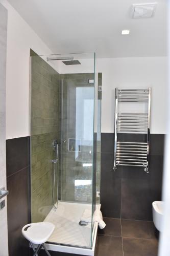 łazienka z prysznicem, toaletą i umywalką w obiekcie Specchio di Parthenope B&B w mieście Neapol