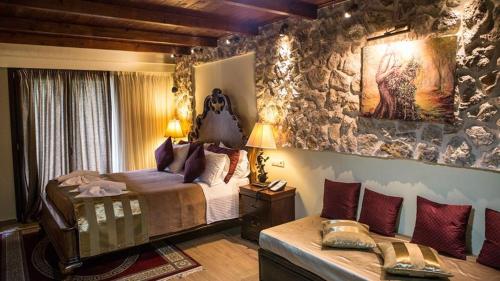 Postel nebo postele na pokoji v ubytování Archontopetra Boutique Hotel