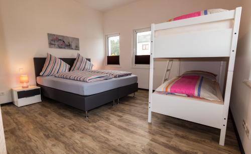 1 dormitorio con litera y 1 litera en Ferienwohnung La Vita, en Winterberg