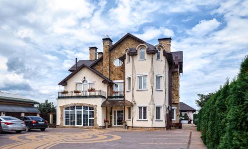 a large building with at Gorny Ruchej in Hora