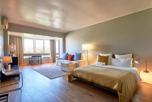 um quarto com uma cama e uma sala de estar em BEACHFRONT Cascais,Estoril Apartment em Estoril