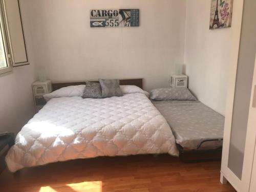 sypialnia z 2 łóżkami w pokoju w obiekcie Il Nido w Auguście