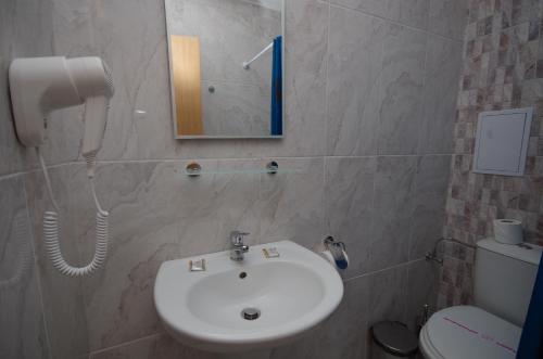 Phòng tắm tại Family Hotel Orios