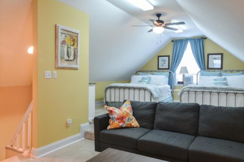 a living room with a couch and two beds at Barren Breeze Bed and Breakfast in Lucas
