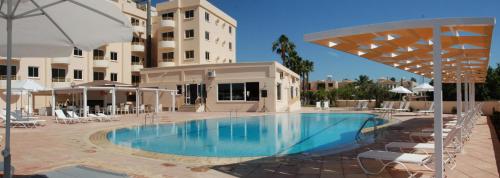 una gran piscina frente a un edificio en Kama Lifestyle Apartments, en Protaras