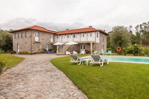 a house with a yard with a swimming pool at Eido do Carvalhoso - Casa de Campo em Arcos de Valdevez in Arcos de Valdevez